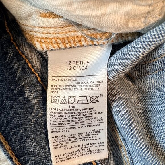 Old Navy Size 12 Petite Mid-Rise Wow Boyfriend Jeans - Picture 4 of 5